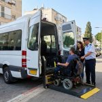 מונית עם מעלון לנכים